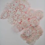 anémochorie, papier découpé et peint, reflets roses, végétal abstrait, installation murale, couleur rose, couleur perlée, ombre et lumière, fragilité, art de la nature, beauté du vivant, femme artiste